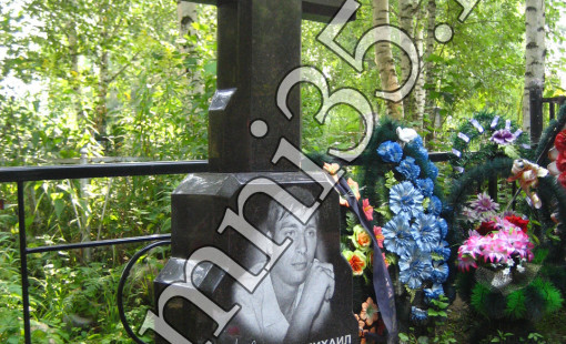 Памятник крест